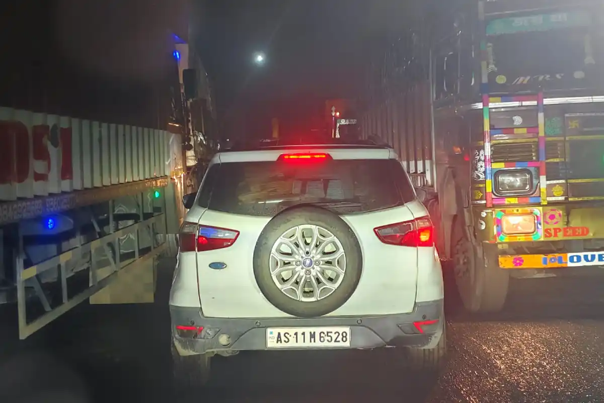 Siliguri Toll Worker Dragged 12km car rescued: शिलिगुड़ी में टोल न देकर भाग रही गाड़ी से लटक गया कर्मचारी, युवक की सतर्कता से बची जान