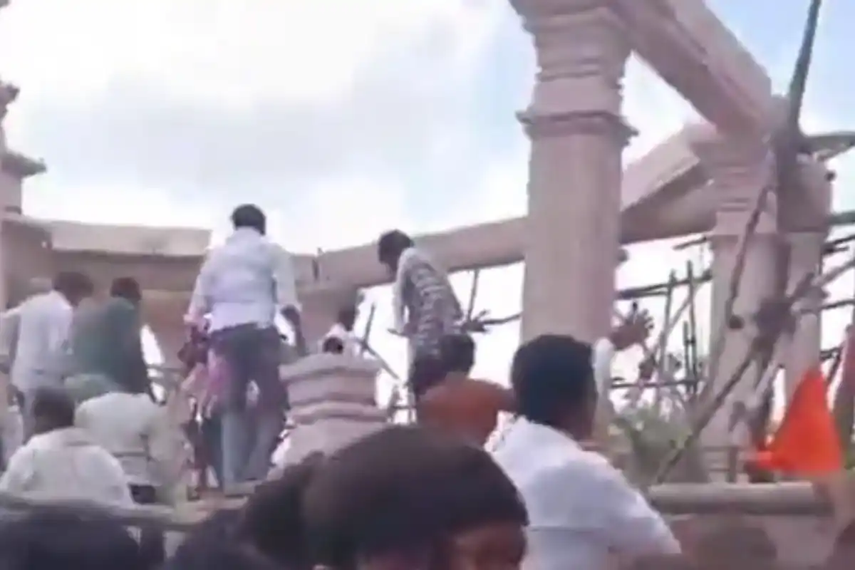 Parbhani temple roof collapse: महाराष्ट्र के परभणी में मंदिर की छत गिरने से बड़ा हादसा, कई लोगों के दबे होने की आशंका