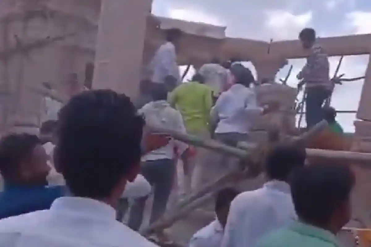 Parbhani temple roof collapse: महाराष्ट्र के परभणी में मंदिर की छत गिरने से बड़ा हादसा, कई लोगों के दबे होने की आशंका