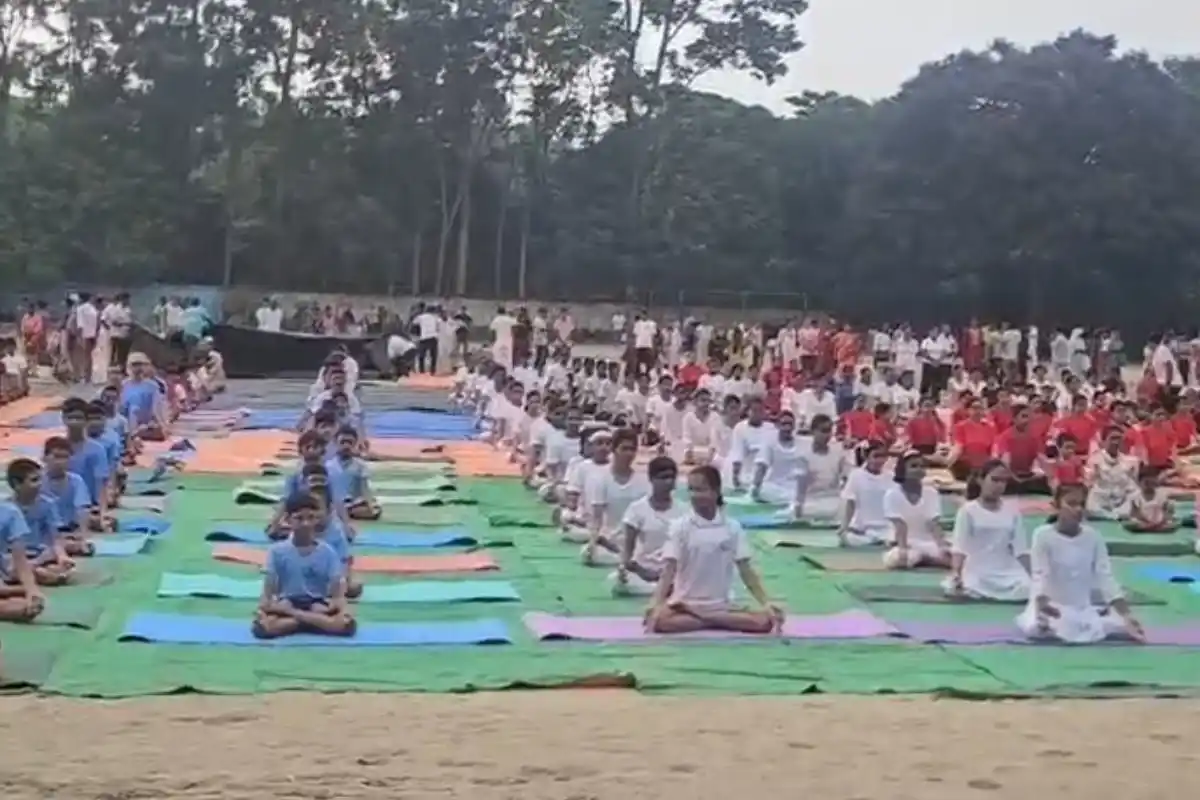 International Yoga Day celebration Kolkata Red Road: कोलकाता के रेड रोड पर हजारों लोगों ने किया योग, प्रधानमंत्री मोदी ने किया नेतृत्व