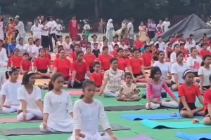 International Yoga Day celebration Kolkata Red Road: कोलकाता के रेड रोड पर हजारों लोगों ने किया योग, प्रधानमंत्री मोदी ने किया नेतृत्व