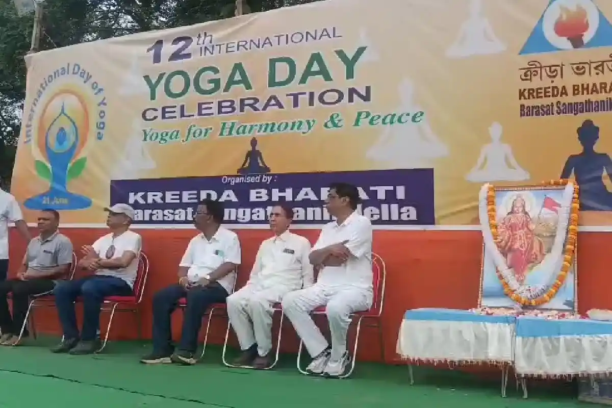 International Yoga Day celebration Kolkata Red Road: कोलकाता के रेड रोड पर हजारों लोगों ने किया योग, प्रधानमंत्री मोदी ने किया नेतृत्व