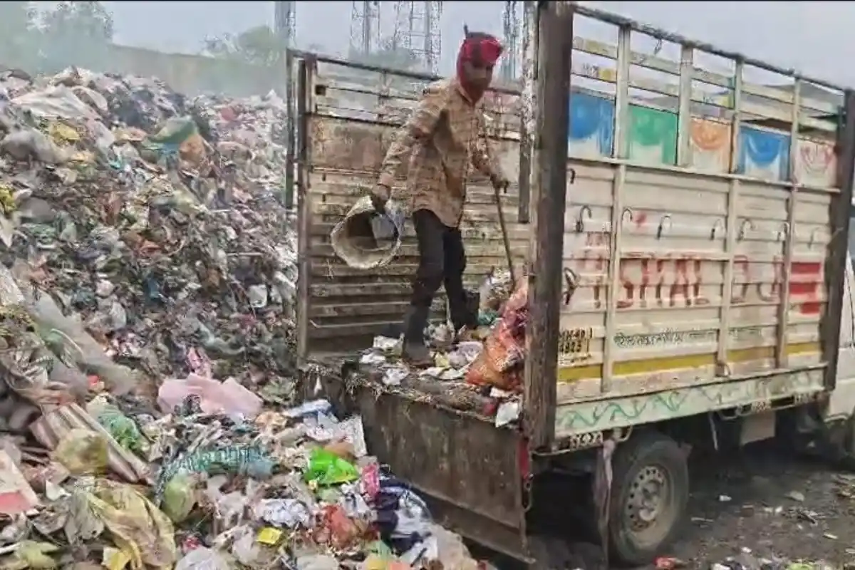 Nagpur Digdoh Devi garbage dumping yard fire pollution problem: जहरीले धुएं से परेशान लोग, कचरा यार्ड बना बड़ी समस्या