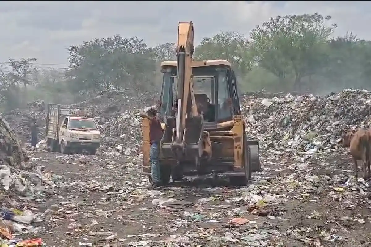 Nagpur Digdoh Devi garbage dumping yard fire pollution problem: जहरीले धुएं से परेशान लोग, कचरा यार्ड बना बड़ी समस्या