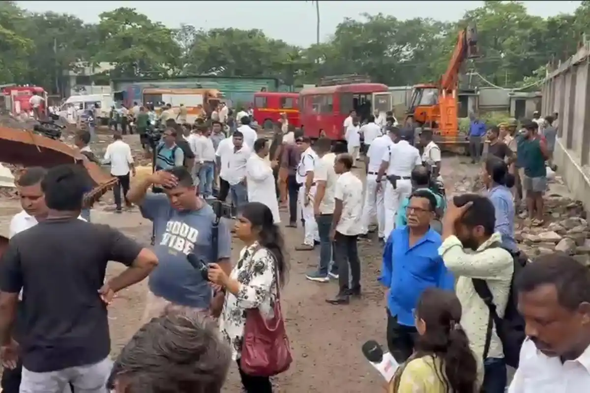 Taratala Warehouse Roof Collapse Workers Trapped: कोलकाता के तारातला में निर्माणाधीन गोदाम की छत गिरने से मचा हड़कंप, कई मजदूरों के फंसे होने की आशंका