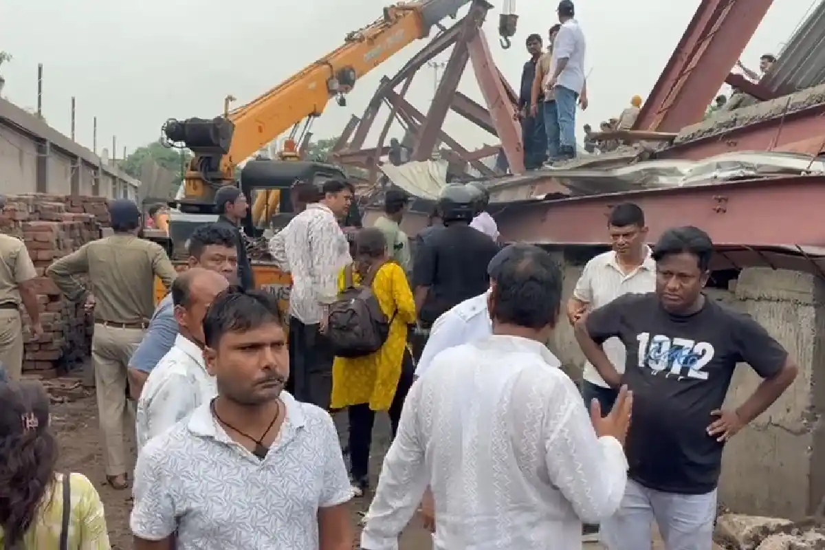 Taratala Warehouse Roof Collapse Workers Trapped: कोलकाता के तारातला में निर्माणाधीन गोदाम की छत गिरने से मचा हड़कंप, कई मजदूरों के फंसे होने की आशंका