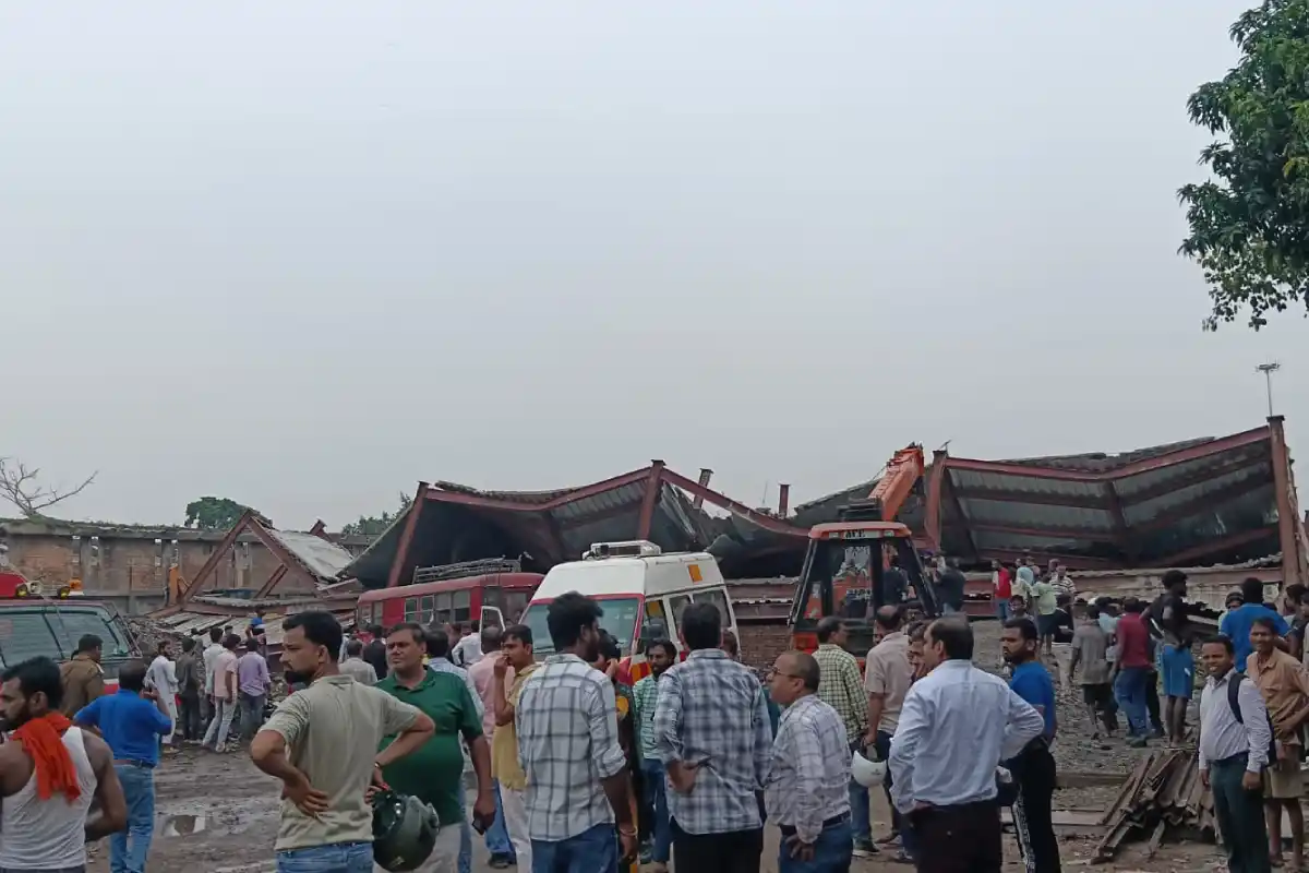 Taratala Warehouse Roof Collapse Workers Trapped: कोलकाता के तारातला में निर्माणाधीन गोदाम की छत गिरने से मचा हड़कंप, कई मजदूरों के फंसे होने की आशंका