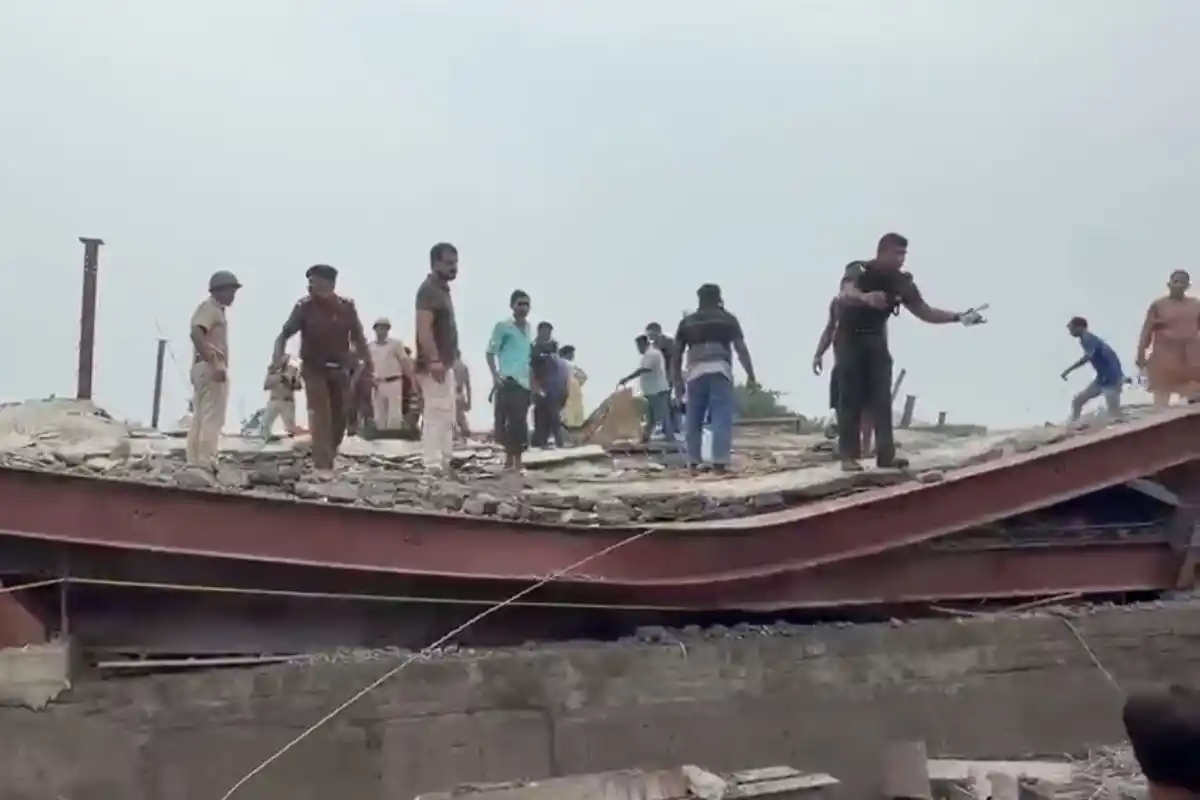 Taratala Warehouse Roof Collapse Workers Trapped: कोलकाता के तारातला में निर्माणाधीन गोदाम की छत गिरने से मचा हड़कंप, कई मजदूरों के फंसे होने की आशंका
