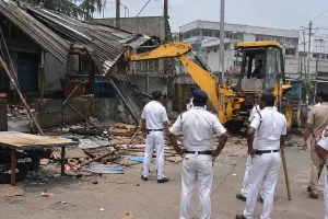 Park Circus Station Illegal Stalls Removal Drive Kolkata: पार्क सर्कस स्टेशन पर रातभर चला रेल का अभियान, अवैध दुकानें और स्टॉल हटाए गए