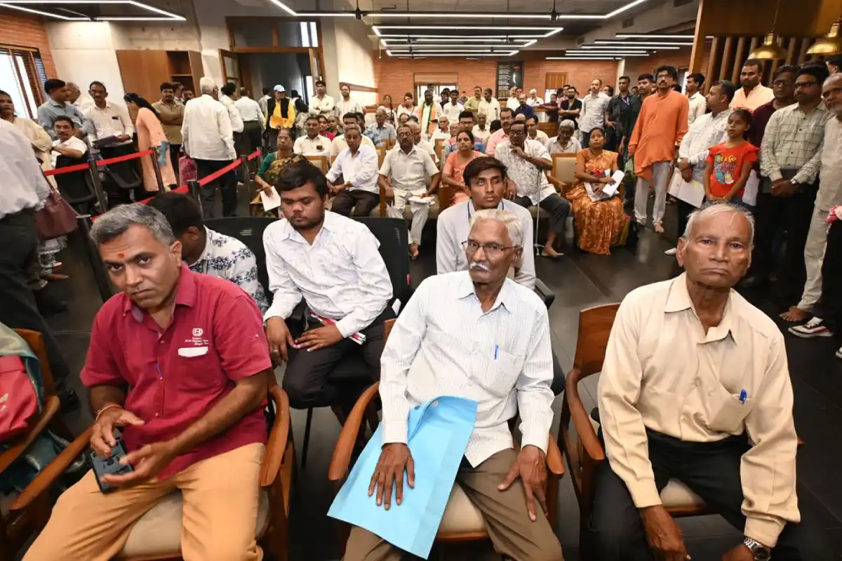 Nitin Gadkari Jan Sampark Program Gadkari Wada Nagpur: गडकरी वाडे में जनसंपर्क कार्यक्रम में उमड़ी भारी भीड़, लोगों ने अपनी समस्याएं और मांगें केंद्रीय मंत्री के सामने रखीं