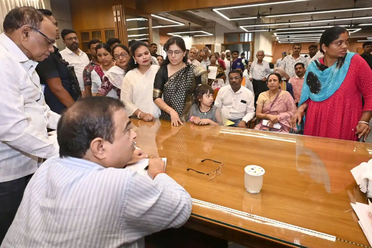 Nitin Gadkari Jan Sampark Program Gadkari Wada Nagpur: गडकरी वाडे में जनसंपर्क कार्यक्रम में उमड़ी भारी भीड़, लोगों ने अपनी समस्याएं और मांगें केंद्रीय मंत्री के सामने रखीं