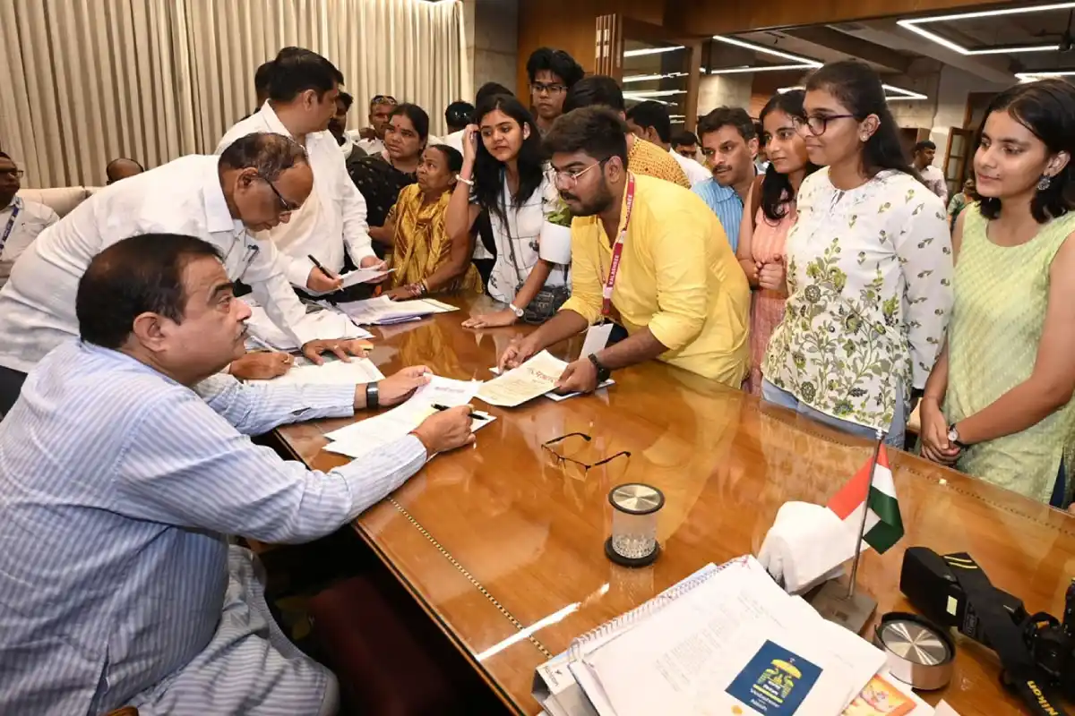 Nitin Gadkari Jan Sampark Program Gadkari Wada Nagpur: गडकरी वाडे में जनसंपर्क कार्यक्रम में उमड़ी भारी भीड़, लोगों ने अपनी समस्याएं और मांगें केंद्रीय मंत्री के सामने रखीं