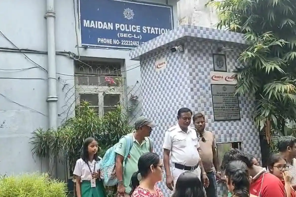 Park Street school poolcar accident Kolkata: पार्क स्ट्रीट के पास सड़क हादसे में दो स्कूल के बच्चे घायल, एसएसकेएम अस्पताल में इलाज जारी