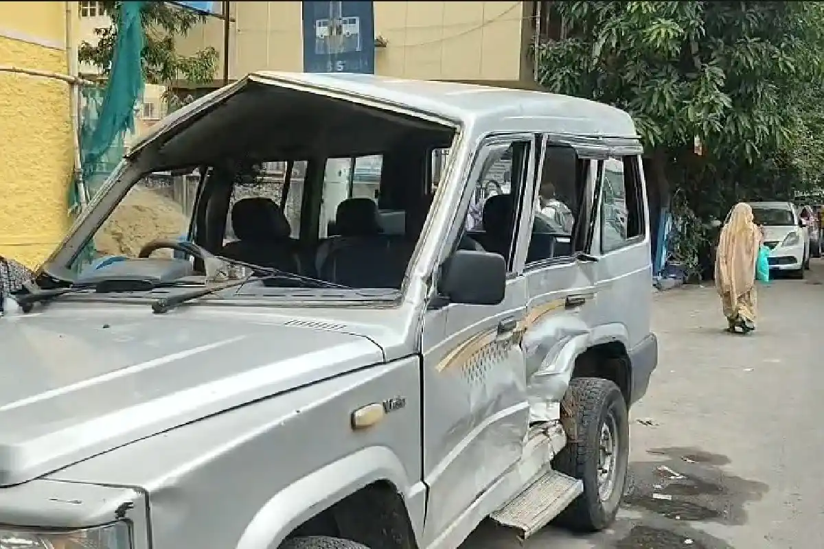 Park Street school poolcar accident Kolkata: पार्क स्ट्रीट के पास सड़क हादसे में दो स्कूल के बच्चे घायल, एसएसकेएम अस्पताल में इलाज जारी