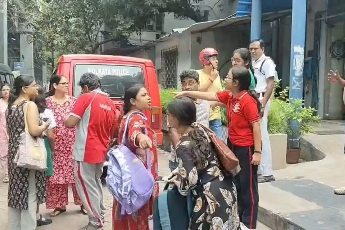 Park Street school poolcar accident Kolkata: पार्क स्ट्रीट के पास सड़क हादसे में दो स्कूल के बच्चे घायल, एसएसकेएम अस्पताल में इलाज जारी
