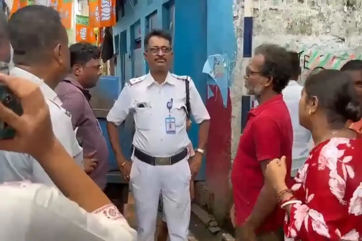 old building collapse Jorabagan Kolkata: कोलकाता के जोड़ा बागान में पुराने मकान का हिस्सा गिरा, कोई घायल नहीं