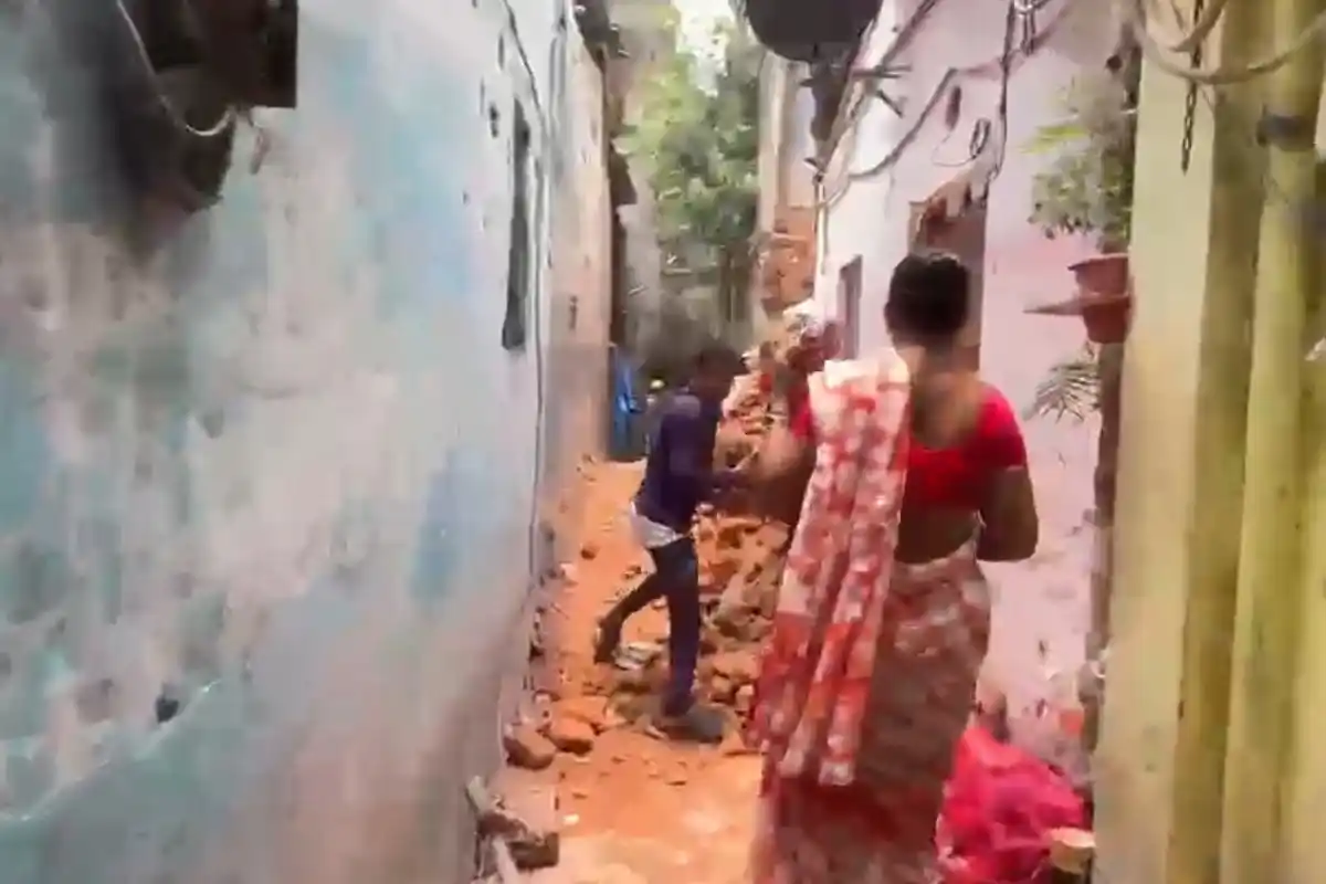 old building collapse Jorabagan Kolkata: कोलकाता के जोड़ा बागान में पुराने मकान का हिस्सा गिरा, कोई घायल नहीं