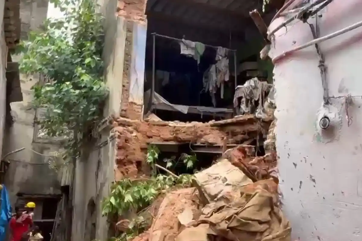 कोलकाता के जोड़ा बागान में पुराने मकान का हिस्सा गिरा, कोई घायल नहीं