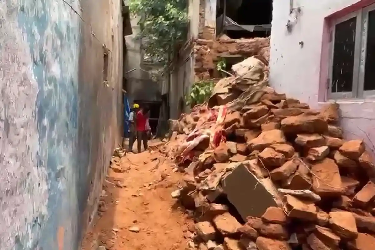 old building collapse Jorabagan Kolkata: कोलकाता के जोड़ा बागान में पुराने मकान का हिस्सा गिरा, कोई घायल नहीं