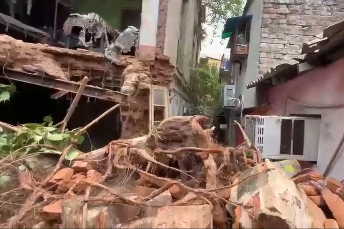old building collapse Jorabagan Kolkata: कोलकाता के जोड़ा बागान में पुराने मकान का हिस्सा गिरा, कोई घायल नहीं