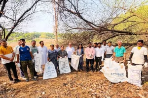 Pandhrabodi Lake cleanup drive Nagpur: पांढराबोडी झील बचाओ अभियान के पहले दिन 450 किलो कचरा निकला, लोगों ने बढ़-चढ़कर लिया हिस्सा
