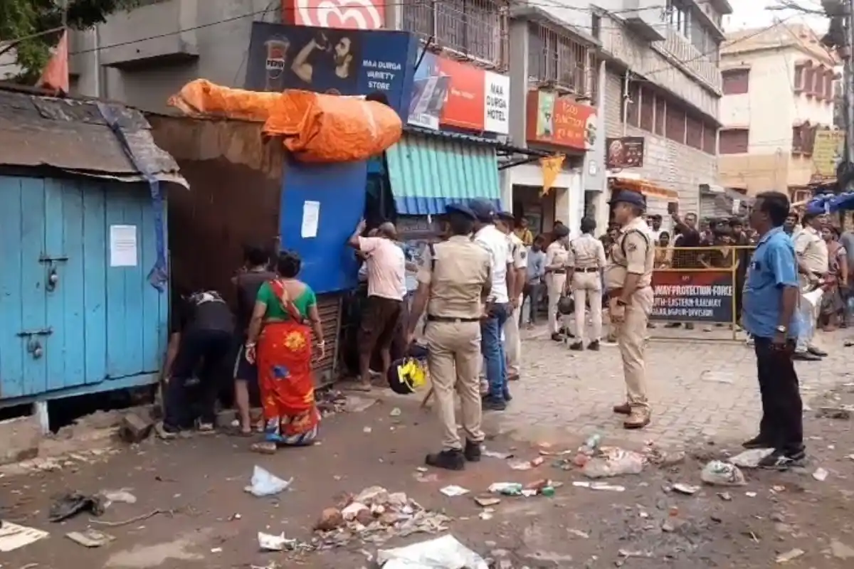 Shalimar Station Rail Encroachment Drive: शालीमार स्टेशन के पास रेल की जमीन से अवैध कब्जा हटाने के लिए प्रशासन ने चलाया बड़ा अभियान