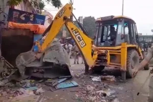 Shalimar Station Rail Encroachment Drive: शालीमार स्टेशन के पास रेल की जमीन से अवैध कब्जा हटाने के लिए प्रशासन ने चलाया बड़ा अभियान
