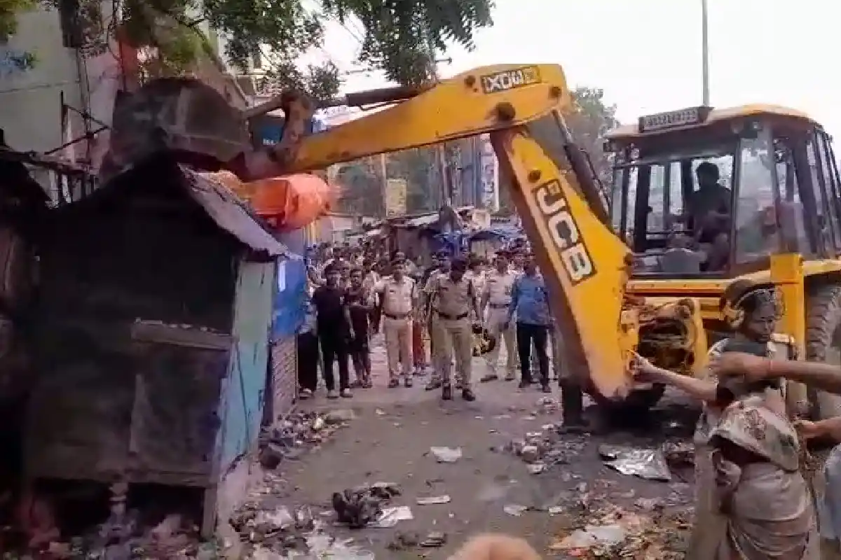 Shalimar Station Rail Encroachment Drive: शालीमार स्टेशन के पास रेल की जमीन से अवैध कब्जा हटाने के लिए प्रशासन ने चलाया बड़ा अभियान