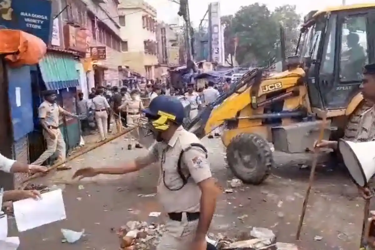 Shalimar Station Rail Encroachment Drive: शालीमार स्टेशन के पास रेल की जमीन से अवैध कब्जा हटाने के लिए प्रशासन ने चलाया बड़ा अभियान