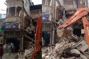 Nagpur old Bhandara Road building collapse: मध्य नागपुर के पुराने भंडारा रोड पर जर्जर मकान गिरा, आसपास की पुरानी इमारतों को लेकर लोगों की चिंता बढ़ी