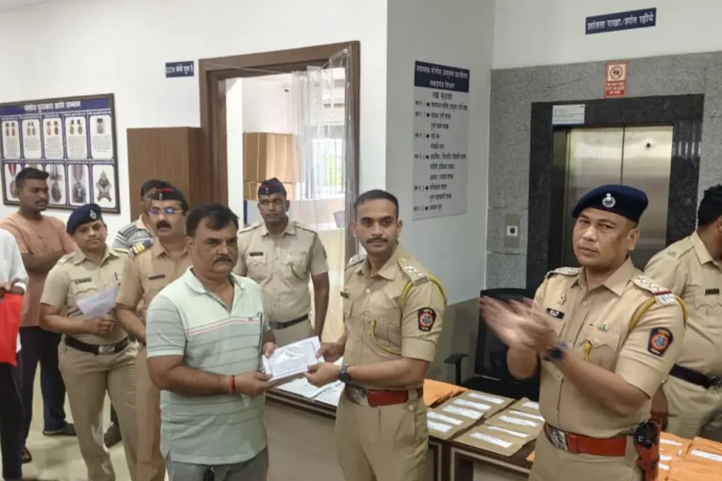 नागपुर पुलिस की बड़ी पहल, 122 गुम मोबाइल बरामद कर उनके मालिकों को लौटाए