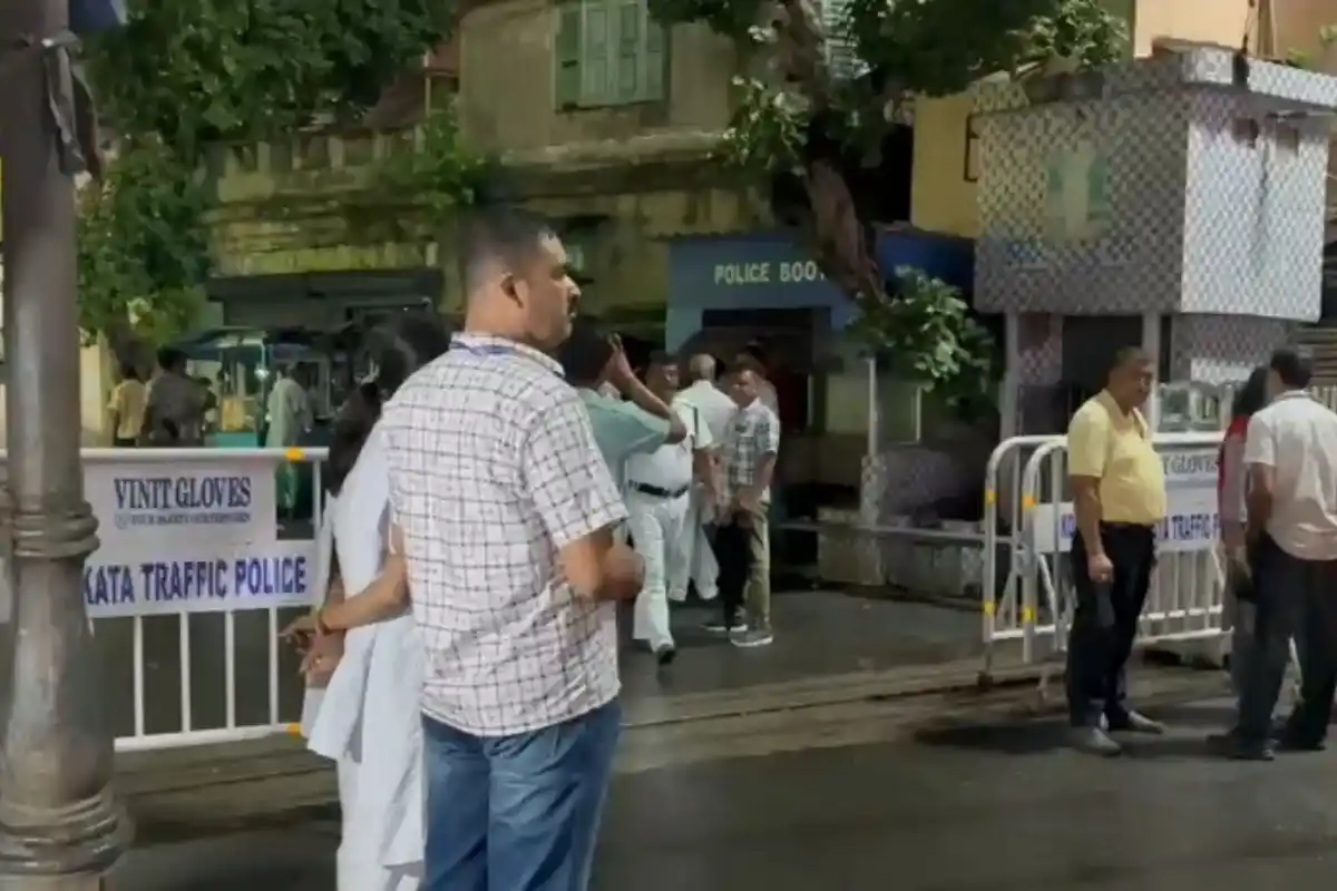 Mamata Banerjee Kalighat security Baruipur visit: कालीघाट स्थित घर के बाहर बढ़ी सुरक्षा, बारुईपुर जाने की चर्चा पर नजर