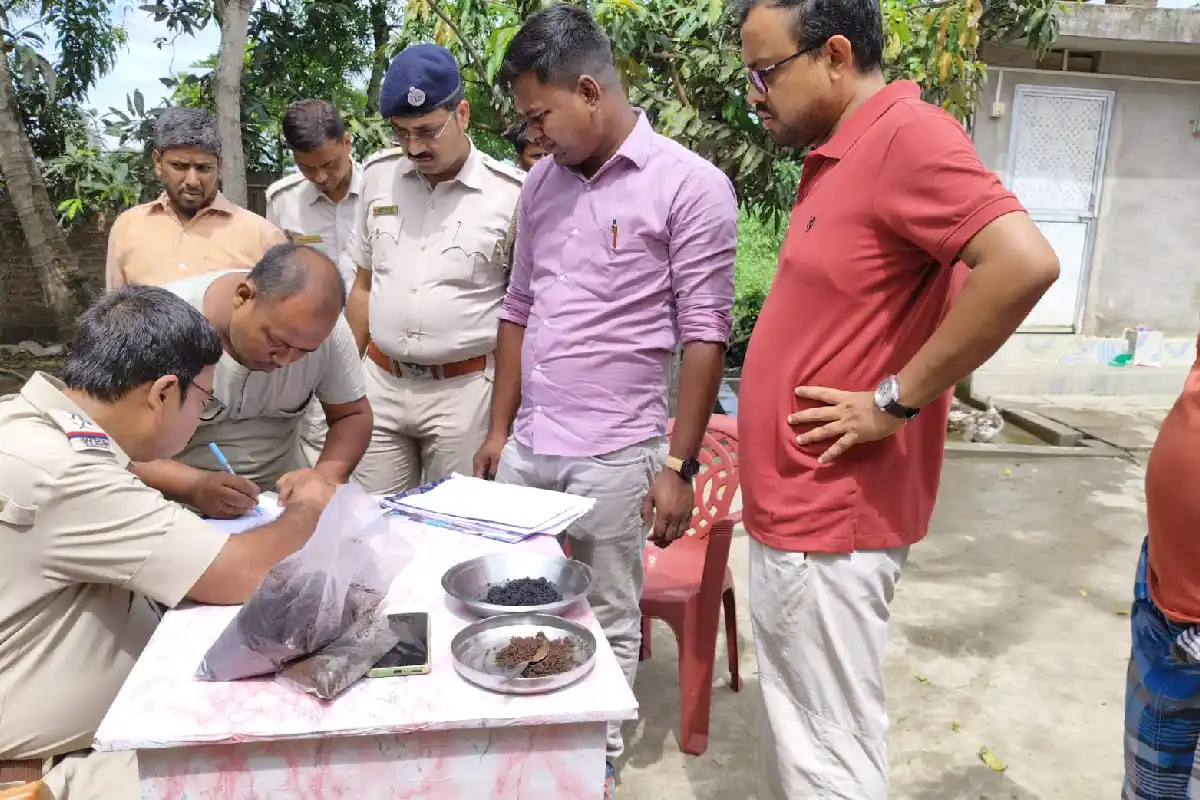 Nadia Kaliganj Drugs Cash Seizure: नदिया में घर की जमीन खोदकर 32 लाख रुपये और भारी मात्रा में मादक पदार्थ बरामद
