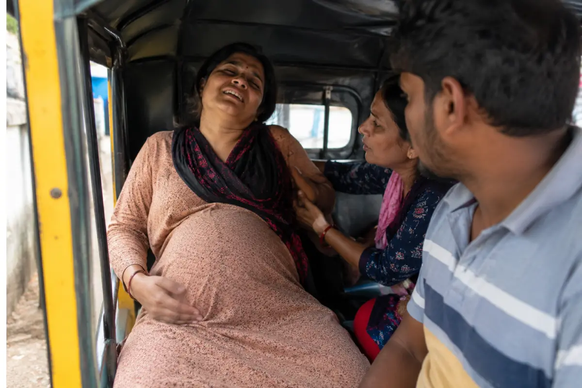मध्य प्रदेश: ऑटो में गर्भवती ने दिया चार बच्चों को जन्म, कुछ ही देर बाद चारों शिशुओं ने तोड़ा दम