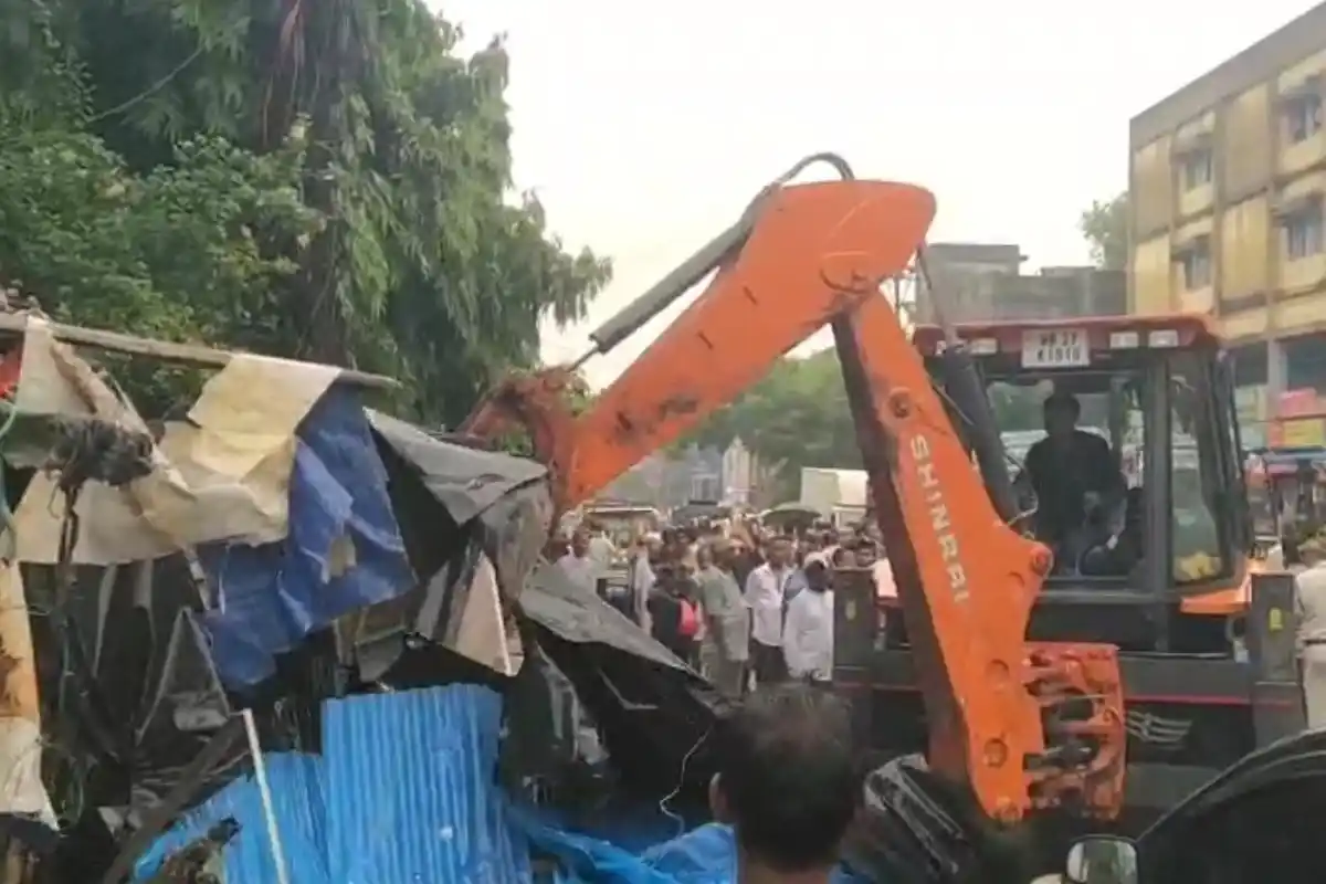 Asansol Footpath Encroachment Removal Drive: आसनसोल में नगर निगम ने फुटपाथ से अवैध दुकानें हटाने का अभियान चलाया