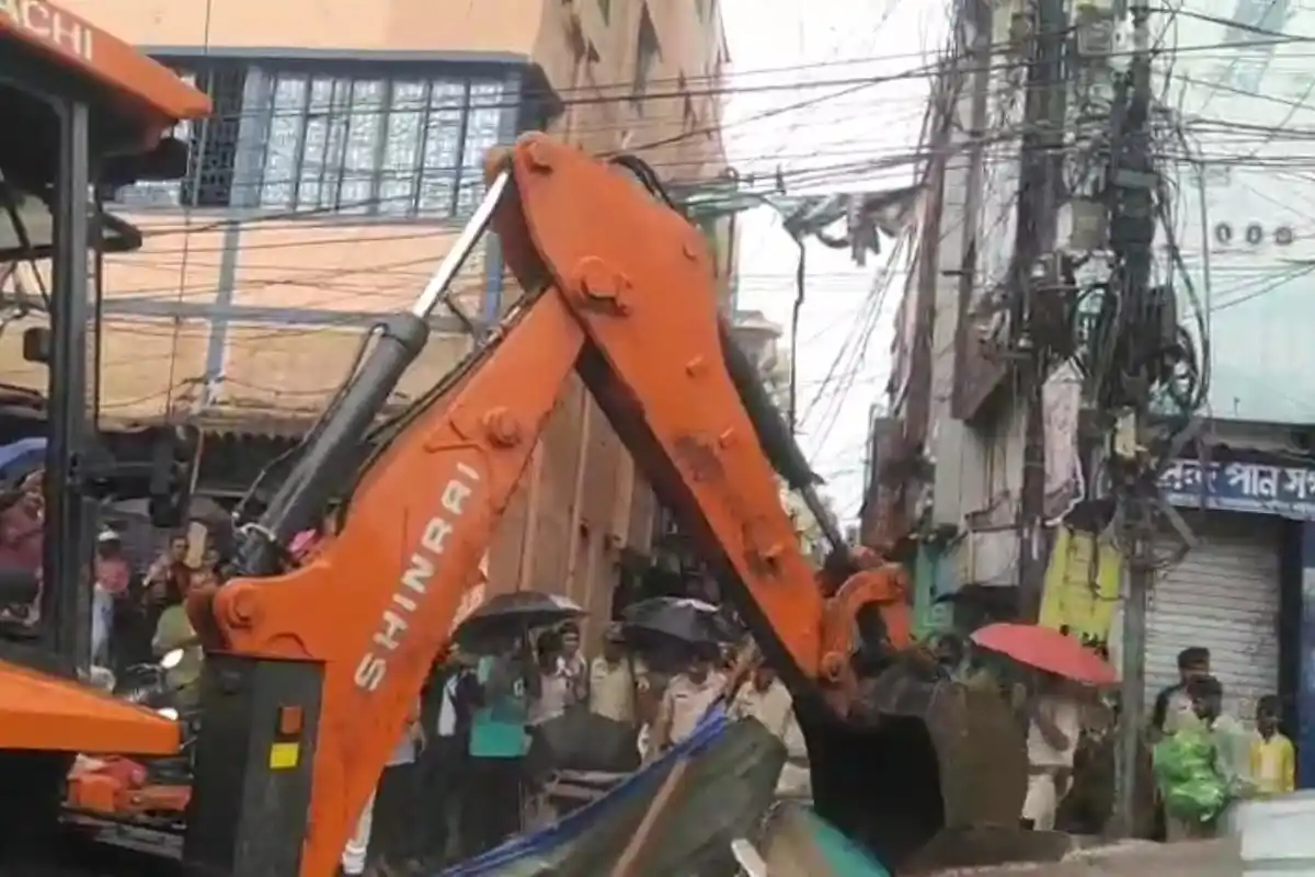 Asansol Footpath Encroachment Removal Drive: आसनसोल में नगर निगम ने फुटपाथ से अवैध दुकानें हटाने का अभियान चलाया