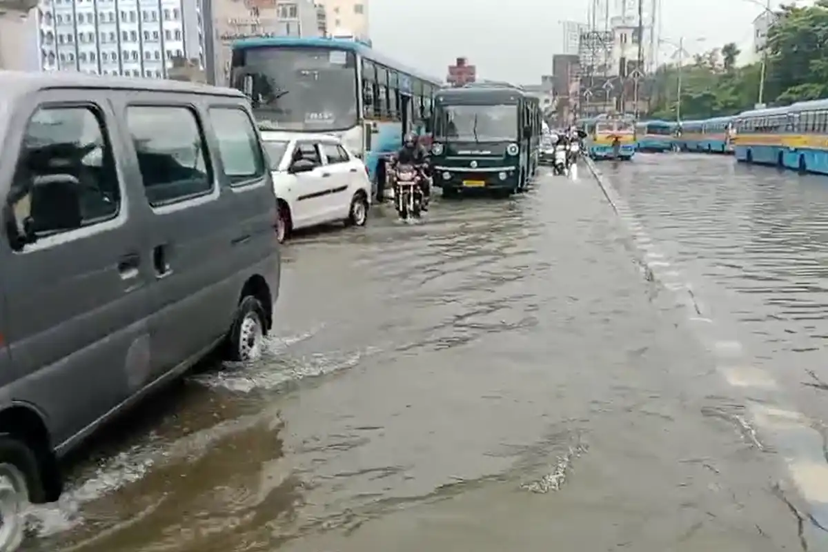 Kolkata News: लगातार बारिश से हल्दीराम मोड़ इलाका जलमग्न, यातायात बुरी तरह प्रभावित