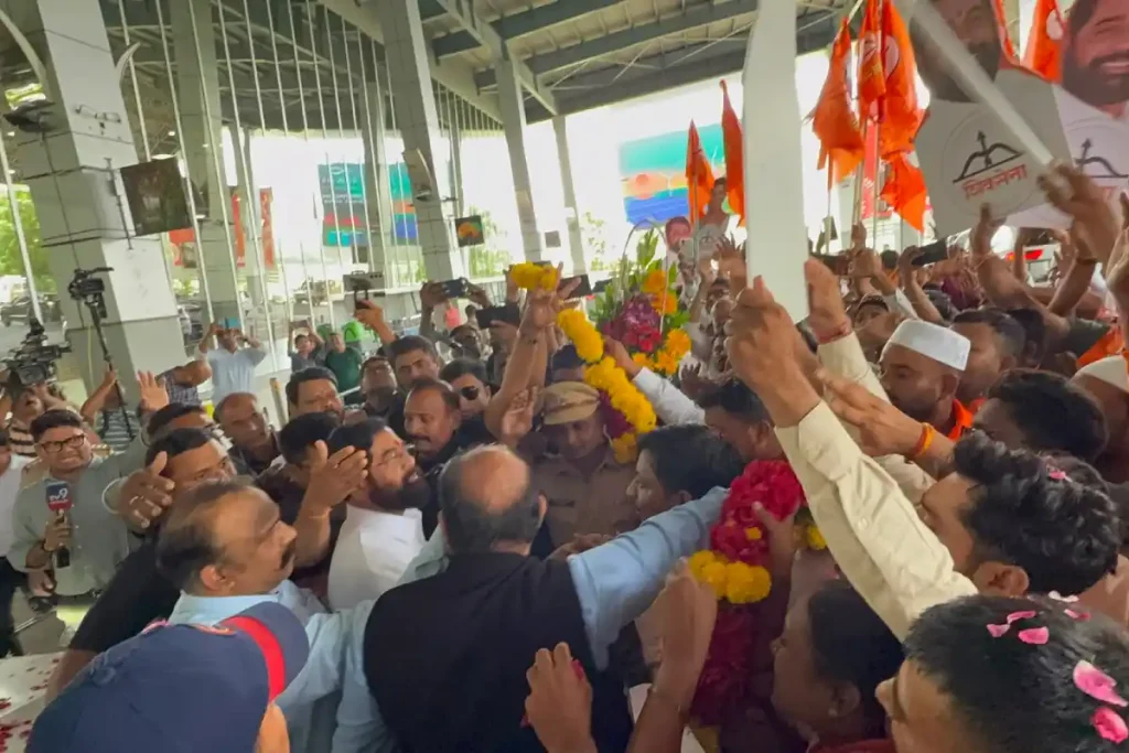 Eknath Shinde Nagpur airport welcome: नागपुर एयरपोर्ट पर शिवसैनिकों ने उपमुख्यमंत्री एकनाथ शिंदे का भव्य और उत्साहपूर्ण स्वागत किया