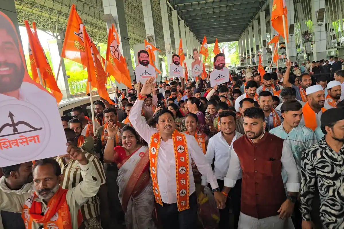 Eknath Shinde Nagpur airport welcome: नागपुर एयरपोर्ट पर शिवसैनिकों ने उपमुख्यमंत्री एकनाथ शिंदे का भव्य और उत्साहपूर्ण स्वागत किया