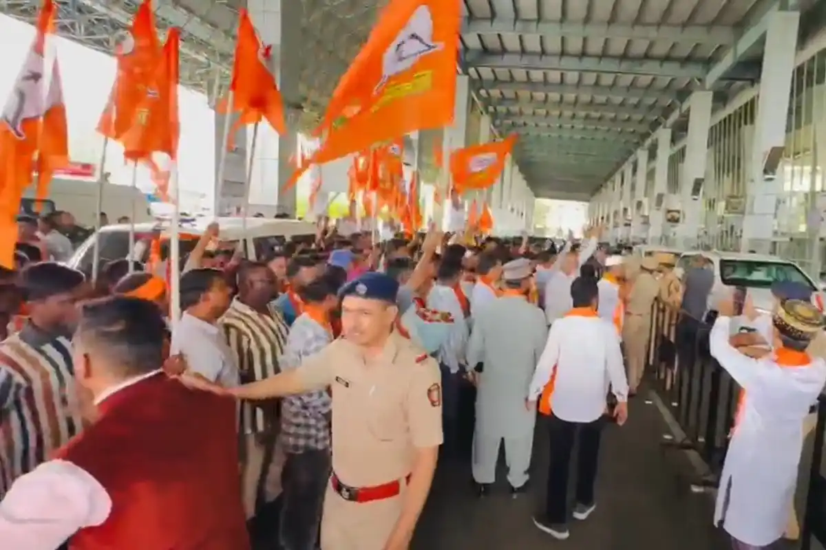 Eknath Shinde Nagpur airport welcome: नागपुर एयरपोर्ट पर शिवसैनिकों ने उपमुख्यमंत्री एकनाथ शिंदे का भव्य और उत्साहपूर्ण स्वागत किया