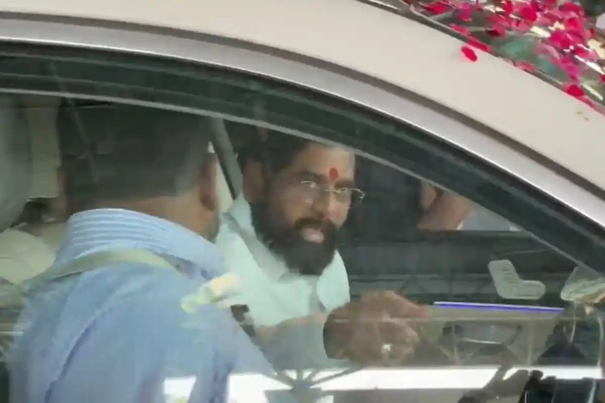 Eknath Shinde Nagpur airport welcome: नागपुर एयरपोर्ट पर शिवसैनिकों ने उपमुख्यमंत्री एकनाथ शिंदे का भव्य और उत्साहपूर्ण स्वागत किया