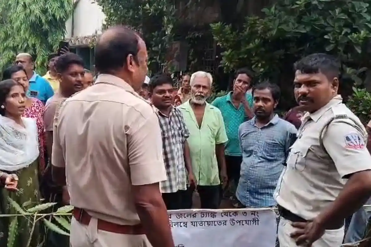 Agarpara Road Repair Demand Protest: 15 साल पुरानी सड़क की मरम्मत की मांग को लेकर लोगों का प्रदर्शन