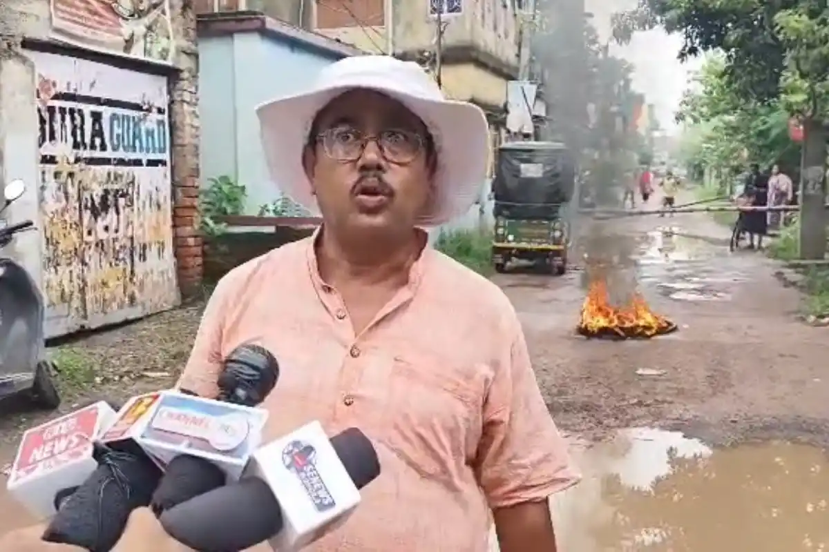 Agarpara Road Repair Demand Protest: 15 साल पुरानी सड़क की मरम्मत की मांग को लेकर लोगों का प्रदर्शन