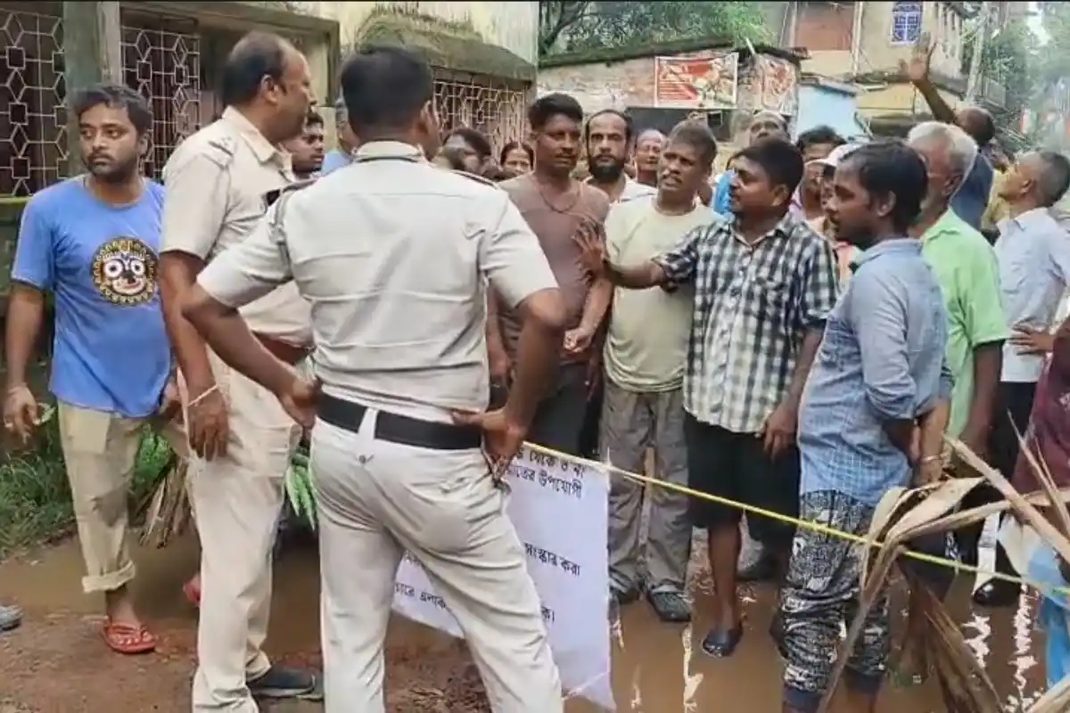 Agarpara Road Repair Demand Protest: 15 साल पुरानी सड़क की मरम्मत की मांग को लेकर लोगों का प्रदर्शन