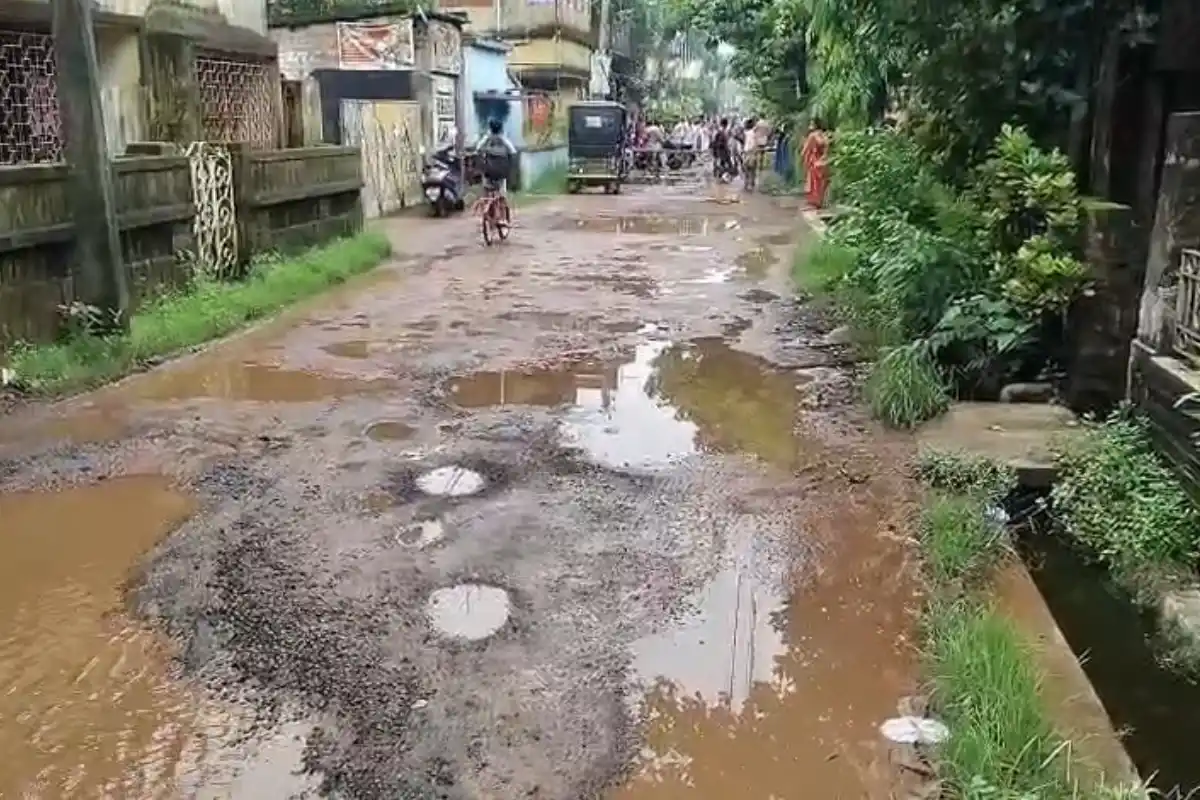 Agarpara Road Repair Demand Protest: 15 साल पुरानी सड़क की मरम्मत की मांग को लेकर लोगों का प्रदर्शन