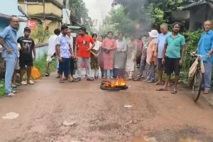 Agarpara Road Repair Demand Protest: 15 साल पुरानी सड़क की मरम्मत की मांग को लेकर लोगों का प्रदर्शन
