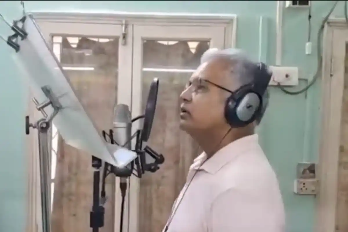 West Bengal News: राजनीति से अलग अंदाज में दिखे दिलीप घोष, ‘झालमुड़ी गीत’ का वीडियो हुआ वायरल