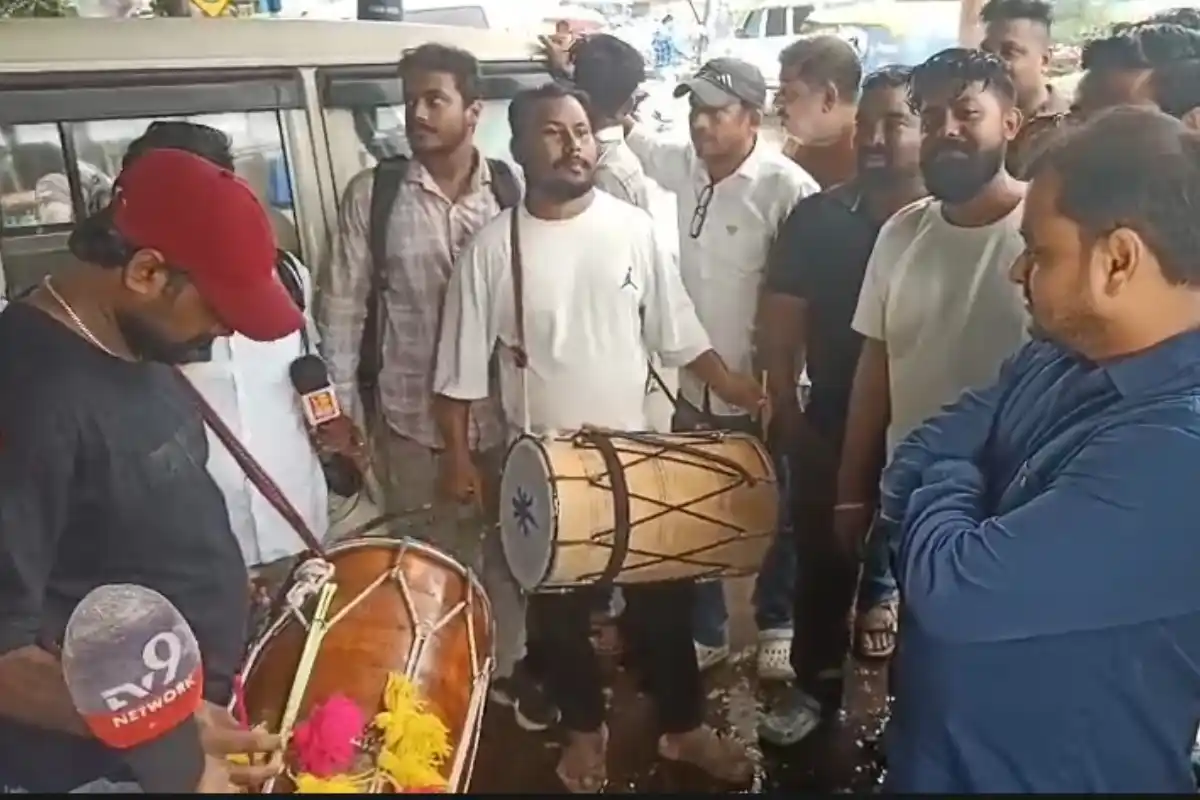 North 24 Parganas News: पूर्व तृणमूल विधायक के बेटे तीरथंकर घोष की गिरफ्तारी के बाद खड़दह थाने के बाहर भाजपा कार्यकर्ताओं ने खुशी जताई