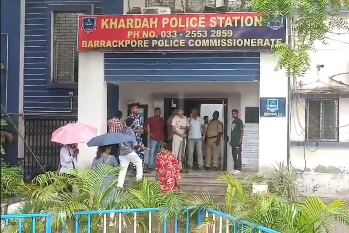 Tirthankar Ghosh Arrest BJP Celebration Khardah: पूर्व तृणमूल विधायक के बेटे तीरथंकर घोष की गिरफ्तारी के बाद खड़दह थाने के बाहर भाजपा कार्यकर्ताओं ने खुशी जताई