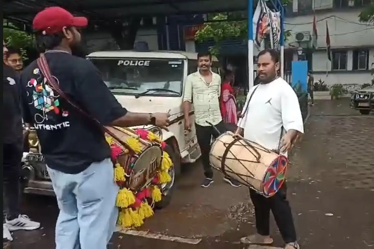 Tirthankar Ghosh Arrest BJP Celebration Khardah: पूर्व तृणमूल विधायक के बेटे तीरथंकर घोष की गिरफ्तारी के बाद खड़दह थाने के बाहर भाजपा कार्यकर्ताओं ने खुशी जताई